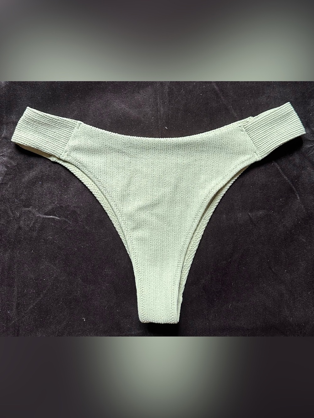 H&M Bikini Bottom Womens Size 8 light green
Swim